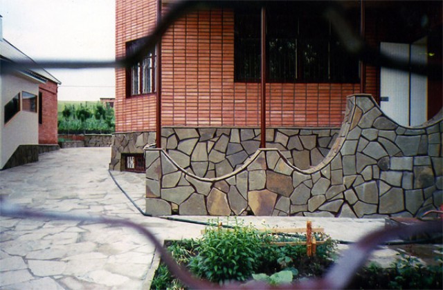 Дикий камень может украсить фасад вашего дома